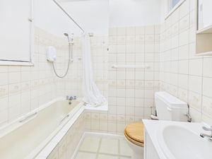 Bathroom - Top Flat- click for photo gallery